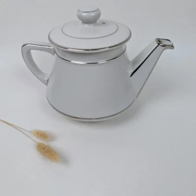 Cafetière en porcelaine blanche et argentée de style Art déco