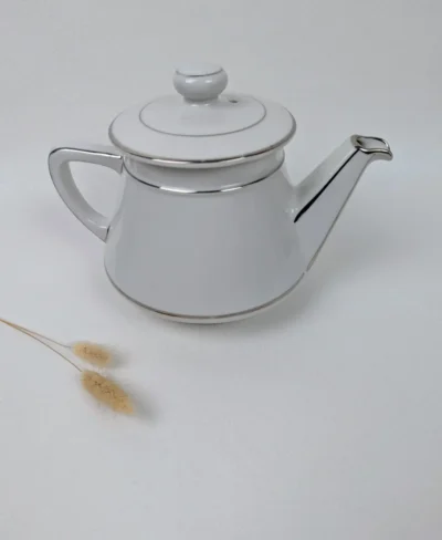 Cafetière en porcelaine blanche et argentée de style Art déco