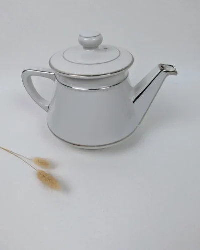 Cafetière en porcelaine blanche et argentée de style Art déco