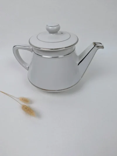 Cafetière en porcelaine blanche et argentée de style Art déco