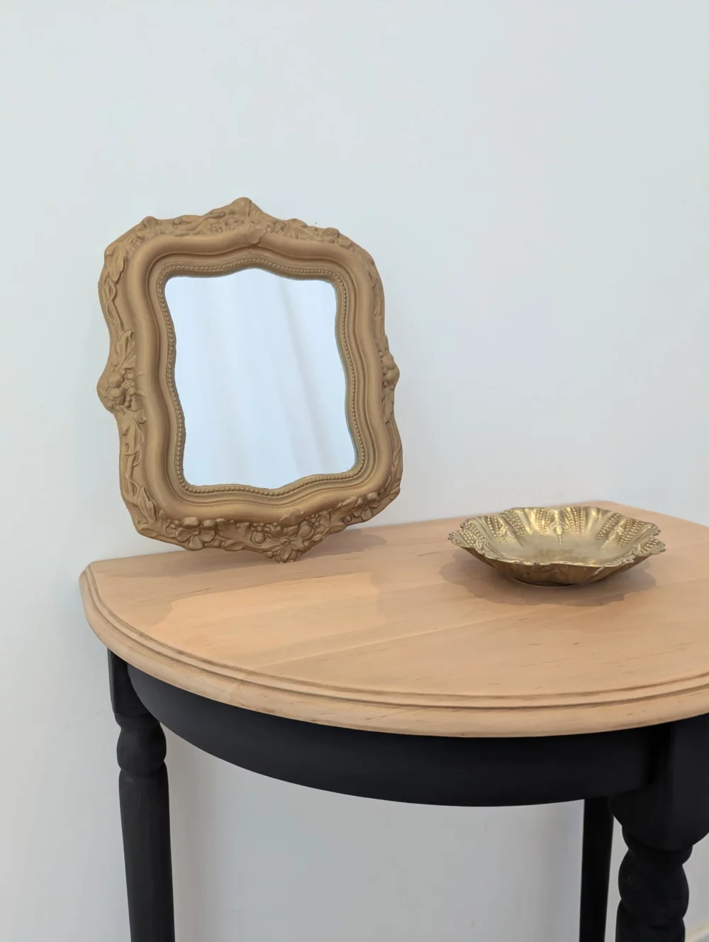 Petit miroir ancien en plâtre doré mat