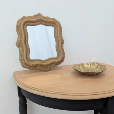 Petit miroir ancien en plâtre doré mat