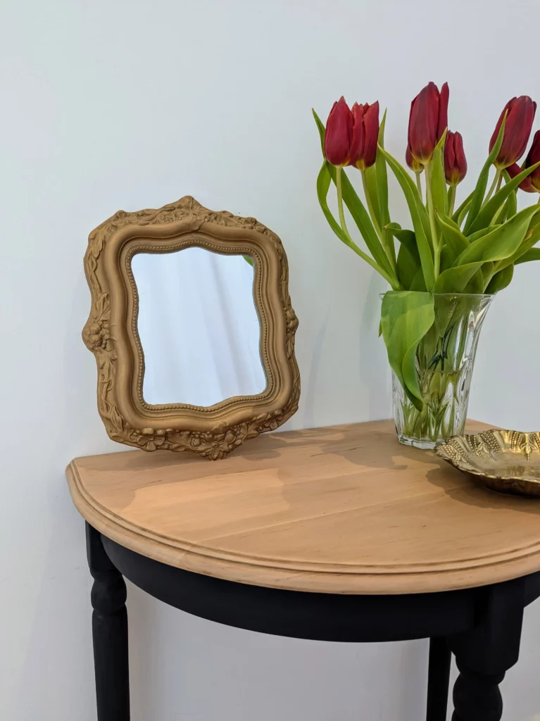 Miroir doré dans une ambiance décorative pour Noël chic