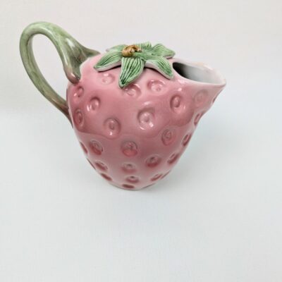 Broc en barbotine rose en forme de fraise