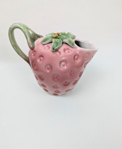 Broc en barbotine rose en forme de fraise