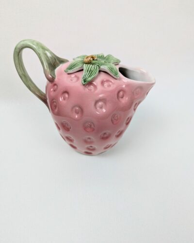 Broc en barbotine rose en forme de fraise