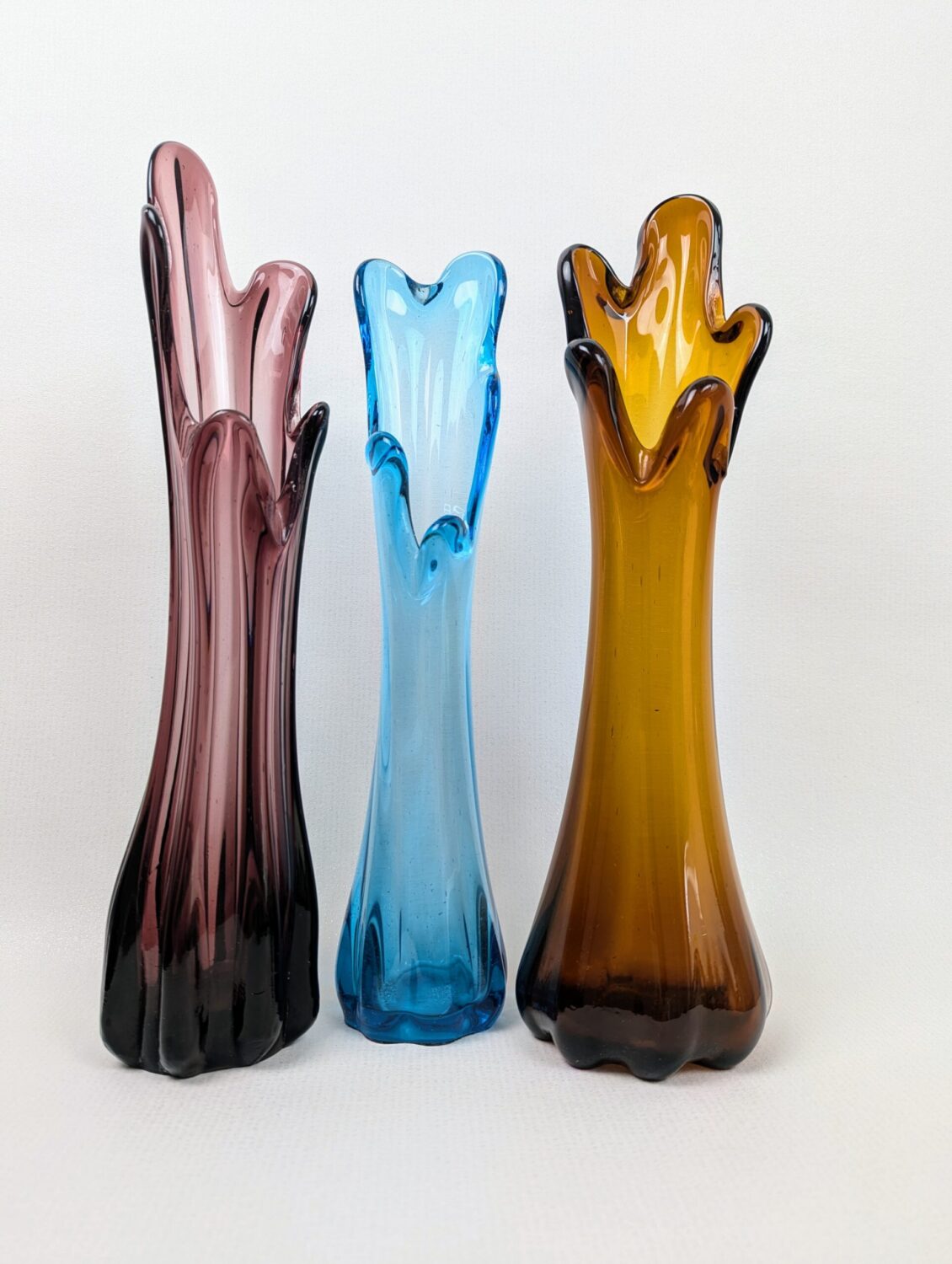 Trio de vases à cinq doigts en verre soufflé Aubergine, bleu azur et orange ambré