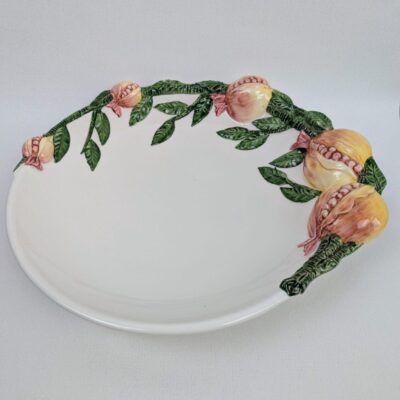 Plat en barbotine vintage aux motifs de fruits de grenade