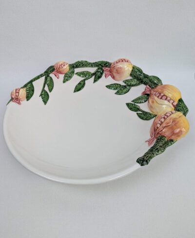 Plat en barbotine vintage aux motifs de fruits de grenade