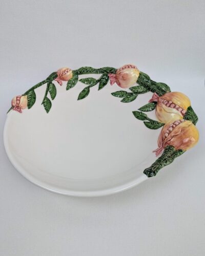 Plat en barbotine vintage aux motifs de fruits de grenade