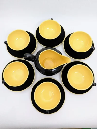 Service à café Villeroy et Boch modèle Biarritz en porcelaine jaune et noire de forme rectangulaire