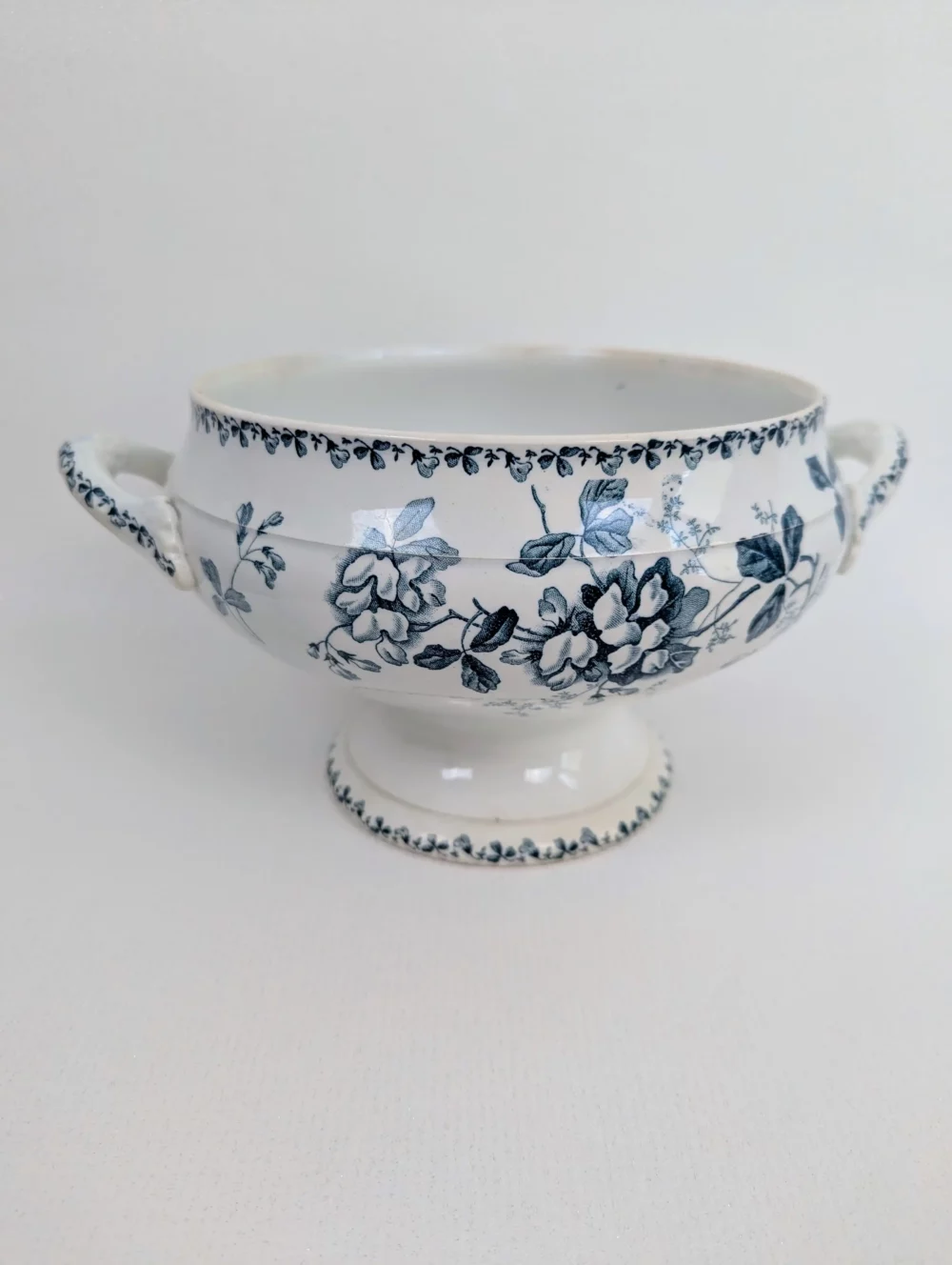 Soupière ancienne en Terre de Fer signée St Amand Hamage motifs bleus