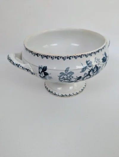 Soupière ancienne en terre de fer modèle Acacia de la manufacture Saint Amand et Hamage Villa Brieg avec motifs floraux bleus.