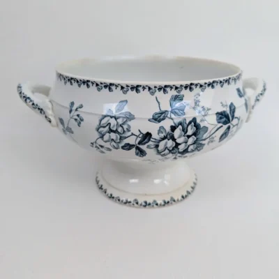 Soupière ancienne en Terre de Fer signée St Amand Hamage motifs bleus