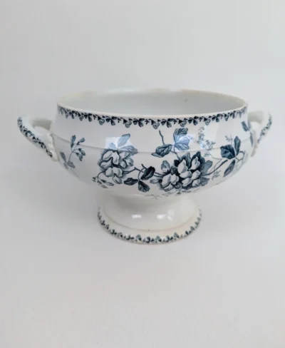 Soupière ancienne en Terre de Fer signée St Amand Hamage motifs bleus