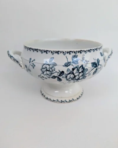 Soupière ancienne en Terre de Fer signée St Amand Hamage motifs bleus