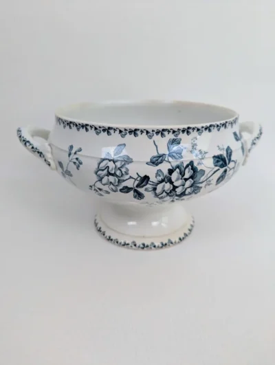 Soupière ancienne en Terre de Fer signée St Amand Hamage motifs bleus