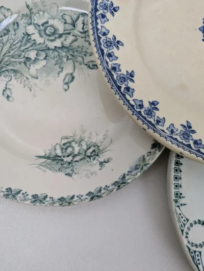 Sélection d'assiettes anciennes en Terre de Fer dépareillées avec décors floraux bleus et verts