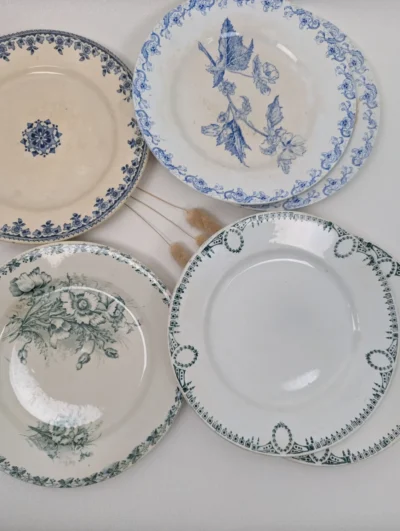 Assiettes dépareillées vintage en Terre de Fer XIXe. Motifs floraux bleus et verts St Amand et Choisy-le-Roi.