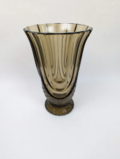 Vase vintage Art Déco en verre fumé couleur ambre avec base géométrique taillée en pointes de diamant et corps évasé à côtes.