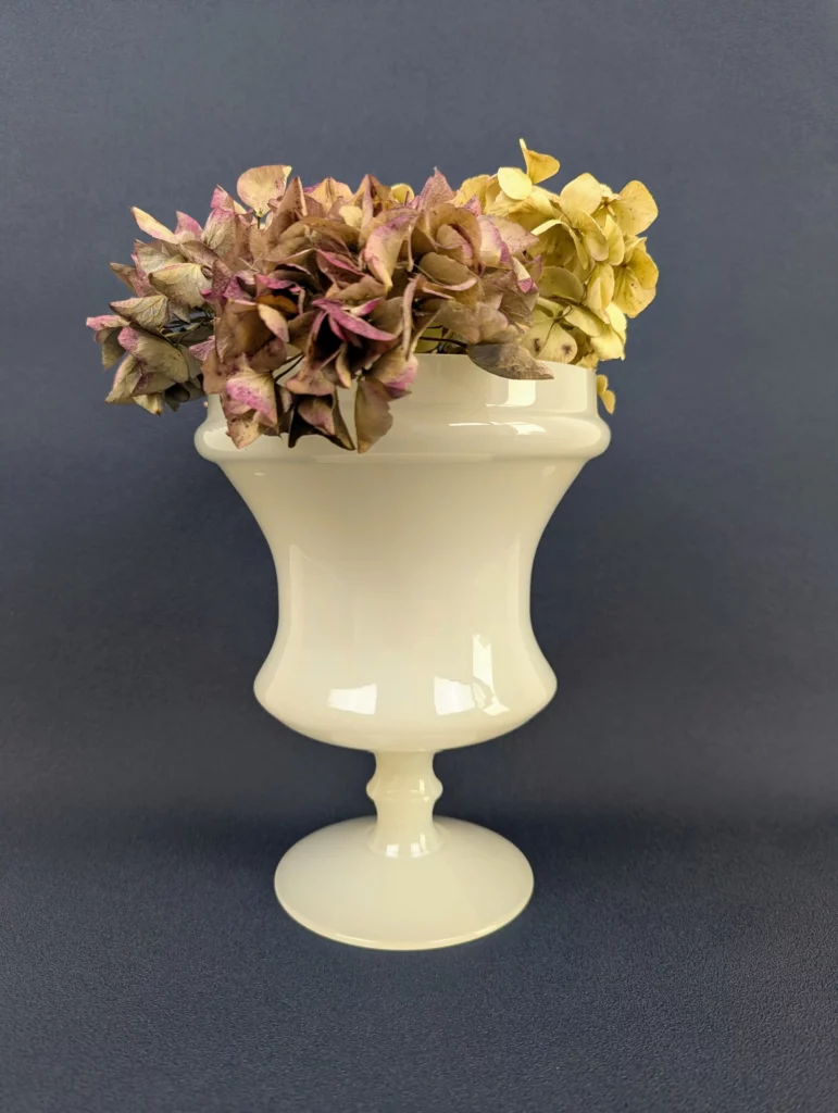 Test d'opalescence sur vase en opaline blanche ancienne - Expertise Villa Brieg