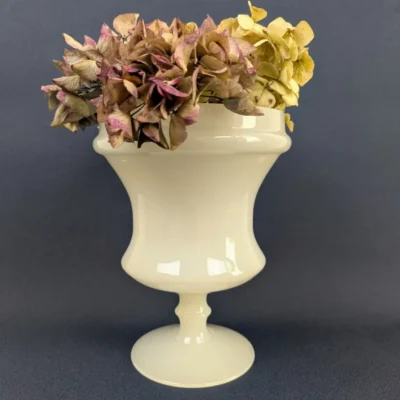 Vase sur pied en opaline blanche