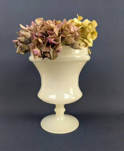 Vase sur pied en opaline blanche