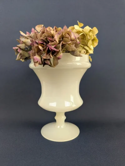 Vase ancien en opaline blanche laiteuse sur pied, silhouette élancée de 21 cm, verrerie décorative vintage du milieu du XXe siècle.