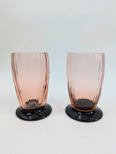 Paire de verres à pied Art Déco en cristal rose avec paraison facettée et jambe taillée