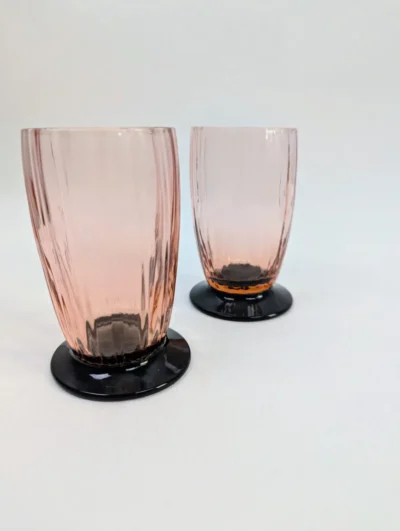 Duo de verres en cristal rose art déco et pied violet cristal ancien bicolore