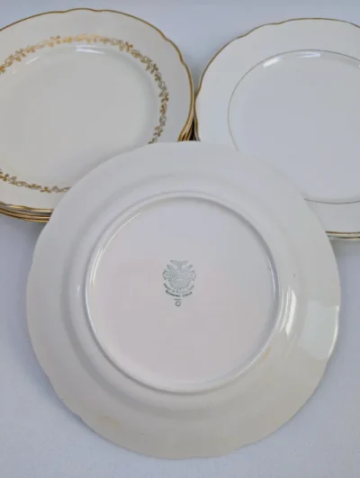 Assiettes plates Villeroy et Boch Mettlach avec frise dorée délicate et estampille au dos