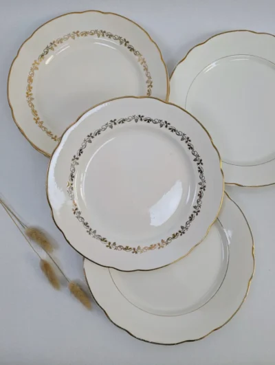 Service de 6 assiettes dépareillées vintage 24 cm, mélange Digoin Sarreguemines et Villeroy & Boch crème avec filets dorés, style dépareillé chic.