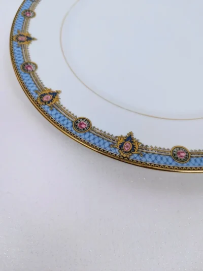 Assiette plate porcelaine de Limoges Robert Picard avec frise bleu ciel croisillons médaillons roses et dorure