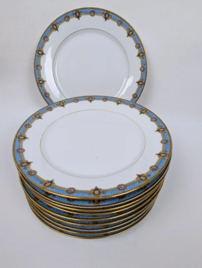 Service de 10 assiettes plates en porcelaine de Limoges Robert Picard, décor floral bleu et rose avec bords ondulés dorés, vaisselle française vintage.