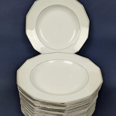 Service de 12 assiettes blanches en porcelaine de Limoges