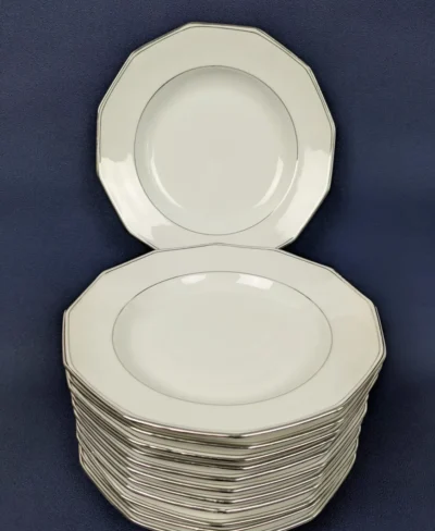 Service de 12 assiettes blanches en porcelaine de Limoges
