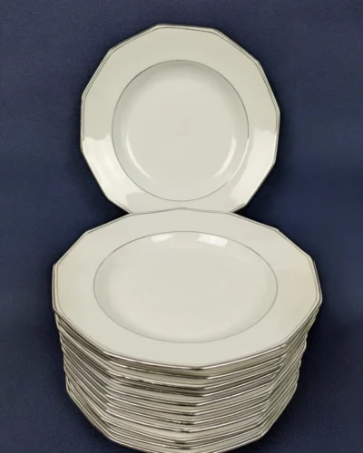 Service de 12 assiettes blanches en porcelaine de Limoges