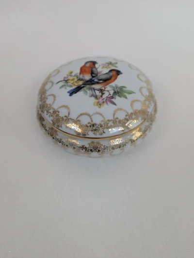 Boîte ronde ancienne en porcelaine de Limoges blanche avec couvercle décoré d'une scène galante romantique et motifs floraux.