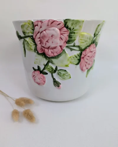 Cache-pot ancien en barbotine florale, détail fleurs en relief, vue de côté