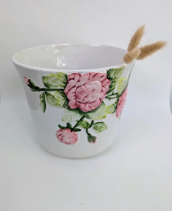 Grand cache pot en Barbotine vintage aux motifs de fleurs
