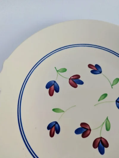 Plat à tarte ancien KG Lunéville modèle Cigale décor fleurs bleu et rouge Villa Brieg faïence vintage