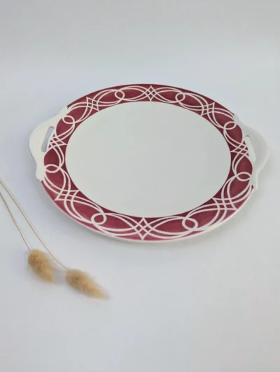 Plat à dessert vintage Sarreguemines modèle Hauteville bordeaux avec anses, décor d'arabesques ivoire, faïence française ancienne.