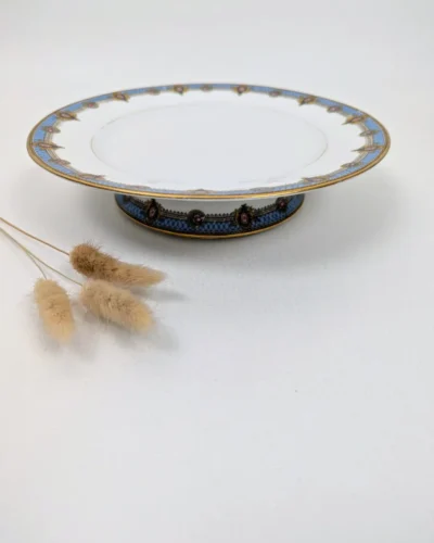 Plat à dessert sur pied en porcelaine de Limoges