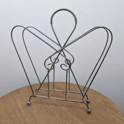 Porte revues ou vinyles vintage en métal chromé posé sur 4 pieds