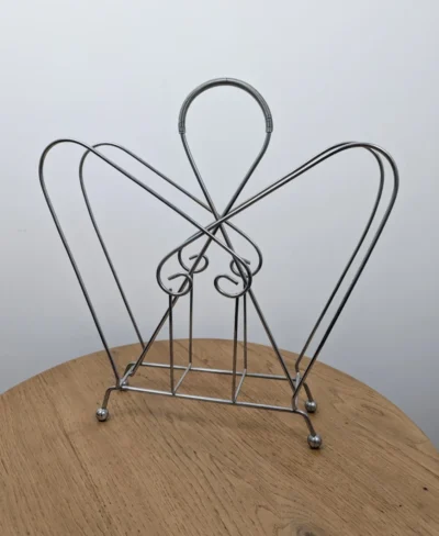 Porte revues ou vinyles vintage en métal chromé posé sur 4 pieds