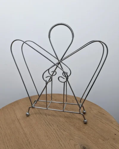 Porte revues ou vinyles vintage en métal chromé posé sur 4 pieds