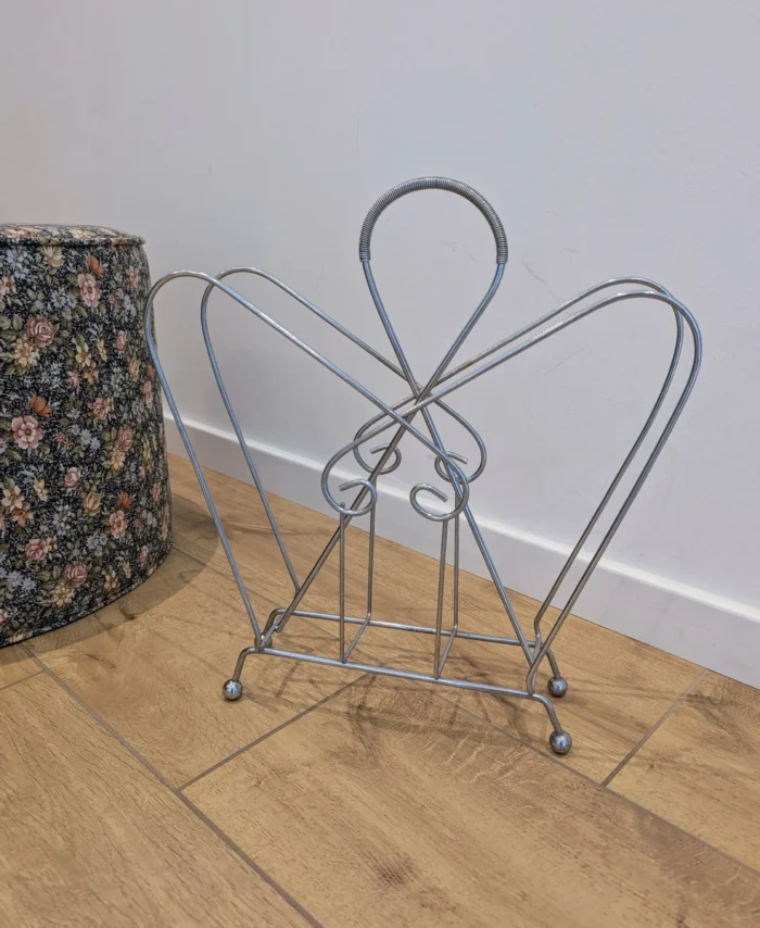 Porte revues ou vinyles vintage en métal chromé posé sur 4 pieds