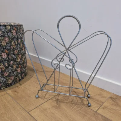 Porte revues ou vinyles vintage en métal chromé posé sur 4 pieds