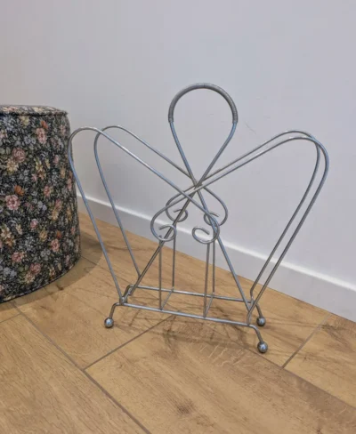 Porte revues ou vinyles vintage en métal chromé posé sur 4 pieds
