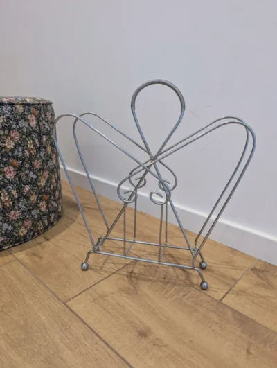 Porte revues ou vinyles vintage en métal chromé posé sur 4 pieds